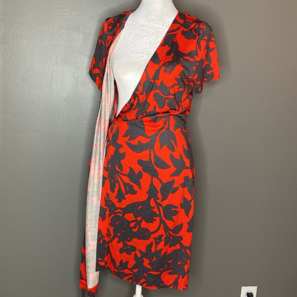 NWOT! DIANE VON FURSTENBERG Julian Short-sleeve Floral Wrap Dress - Size S - Picture 4 of 7